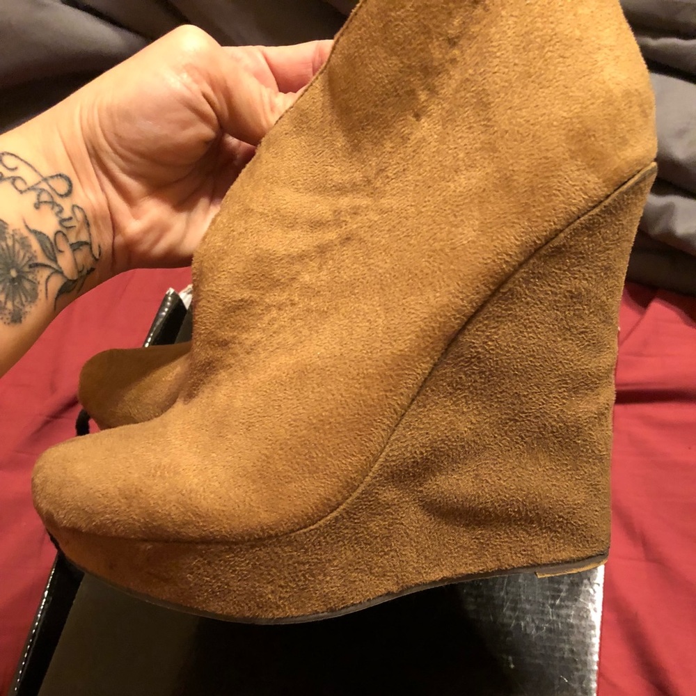 Cute suede-tan Michael Antonio wedges booties